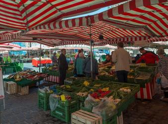 © Hubertl / Wikimedia Commons / CC BY-SA 4.0; https://upload.wikimedia.org/wikipedia/commons/9/93/Nuremberg%2C_Hauptmarkt_and_Frauenkirche_4662.jpg