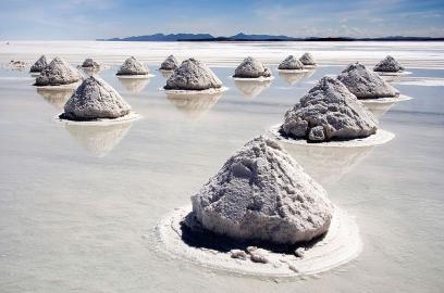 Luca Galuzzi (Lucag), edit by Trialsanderrors / CC BY-SA (https://creativecommons.org/licenses/by-sa/2.5);  https://upload.wikimedia.org/wikipedia/commons/d/dd/Piles_of_Salt_Salar_de_Uyuni_Bolivia_Luca_Galuzzi_2006_a.jpg