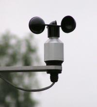 Zdroj: Wikipedia („Anemometer“. Licencováno pod CC BY-SA 3.0 via Wikimedia Commons - https://commons.wikimedia.org/wiki/File:Anemometer.jpg#/media/File:Anemometer.jpg")