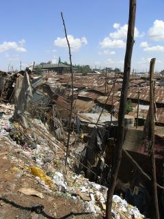 Schreibkraft / CC BY-SA (https://creativecommons.org/licenses/by-sa/3.0);  https://upload.wikimedia.org/wikipedia/commons/a/aa/Nairobi_Kibera_03.JPG  