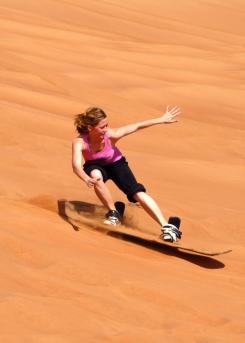 Steven J. Weber / Public domain  https://cs.wikipedia.org/wiki/Dubaj#/media/File:Sandboarding_in_Dubai.jpg