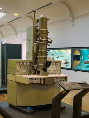 https://commons.wikimedia.org/wiki/File:Siemens-electron-microscope.jpg  Carl Zeiss AG / CC BY-SA (https://creativecommons.org/licenses/by-sa/3.0)