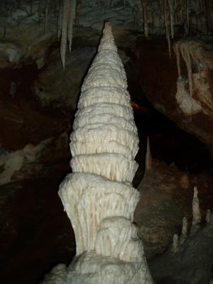 https://commons.wikimedia.org/wiki/File:Large_very_white_stalagmite.jpg  No machine-readable author provided. The bellman assumed (based on copyright claims). / Public domain