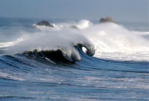 Zdroj: https://commons.wikimedia.org/wiki/File:Waves_in_pacifica_1.jpg  Brocken Inaglory / CC BY-SA (https://creativecommons.org/licenses/by-sa/4.0)