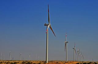 Muzaffar Bukhari from Islamabad, Pakistan, Creative Commons - Atribuição-CompartilhaIgual 2.0 Genérica.  https://pt.wikipedia.org/wiki/Ficheiro:Jhimpir_Wind_Farm_2012.jpg