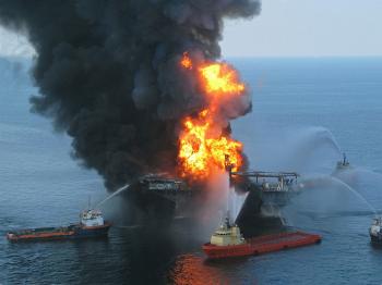 Autor: neznámý – US Coast Guard - 100421-G-XXXXL- Deepwater Horizon fire (Direct link), Volné dílo, https://commons.wikimedia.org/w/index.php?curid=10089914