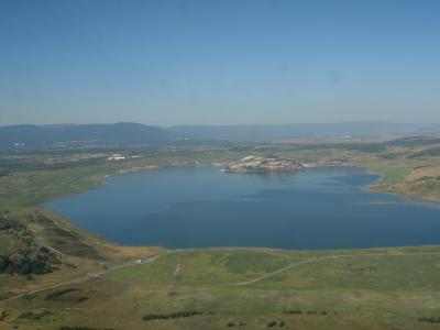 Zdroj: Wikipedia („19.8.12 Hnevin Mostecke jezero“ od Cool3d – Vlastní dílo. Licencováno pod CC BY-SA 3.0 via Wikimedia Commons - https://commons.wikimedia.org/wiki/File:19.8.12_Hnevin_Mostecke_jezero.JPG#/media/File:19.8.12_Hnevin_Mostecke_jezero.JPG)