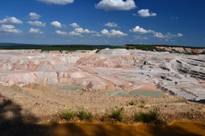 Zdroj: Wikipedia („Kaznějov - kaolin quarry“ od Petr Kinšt – Vlastní dílo. Licencováno pod CC BY-SA 3.0 via Wikimedia Commons - https://commons.wikimedia.org/wiki/File:Kazn%C4%9Bjov_-_kaolin_quarry.jpg#/media/File:Kazn%C4%9Bjov_-_kaolin_quarry.jpg")