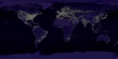 Autor: Data: Marc Imhoff/NASA GSFC, Christopher Elvidge/NOAA NGDC; Image: Craig Mayhew and Robert Simmon/NASA GSFC – https://visibleearth.nasa.gov/view.php?id=55167 (image link), Volné dílo, https://commons.wikimedia.org/w/index.php?curid=233702