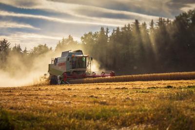 Volné pro komerční užití Není nutné uvádět zdroj https://pixabay.com/cs/photos/claas-lexion-kombajn-sklize%C5%88-2147239/