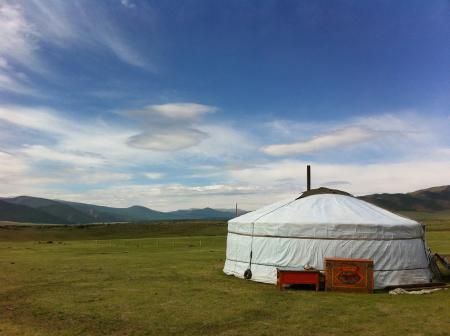 P.Lechien / CC0  https://cs.wikipedia.org/wiki/Step#/media/File:Mongolian_yurt_in_steppe.jpg
