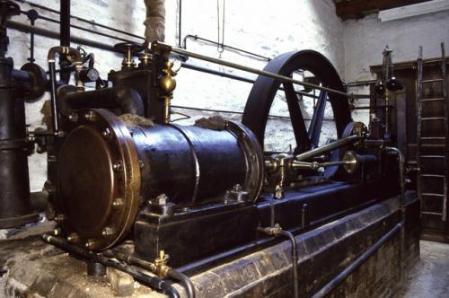 Chris Allen / CC BY-SA (https://creativecommons.org/licenses/by-sa/2.0)  https://commons.wikimedia.org/wiki/File:Stott_Park_Bobbin_Mill_Steam_Engine.jpg